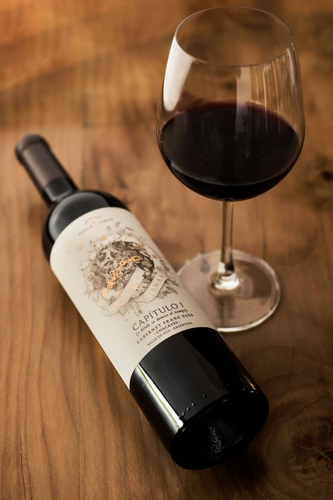 Vino, copa y botella de Postales del Nunca Jamás.