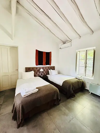 Habitación de casona de adobe de Postales del Nunca Jamás.